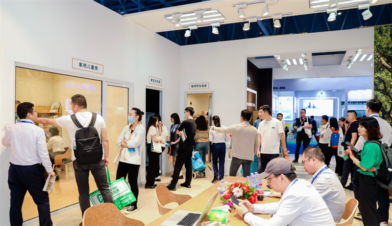 得高補氧學(xué)習(xí)桌亮相第83屆中國教育裝備展示會，富氧科技助力青少年智慧成長 圖片 2